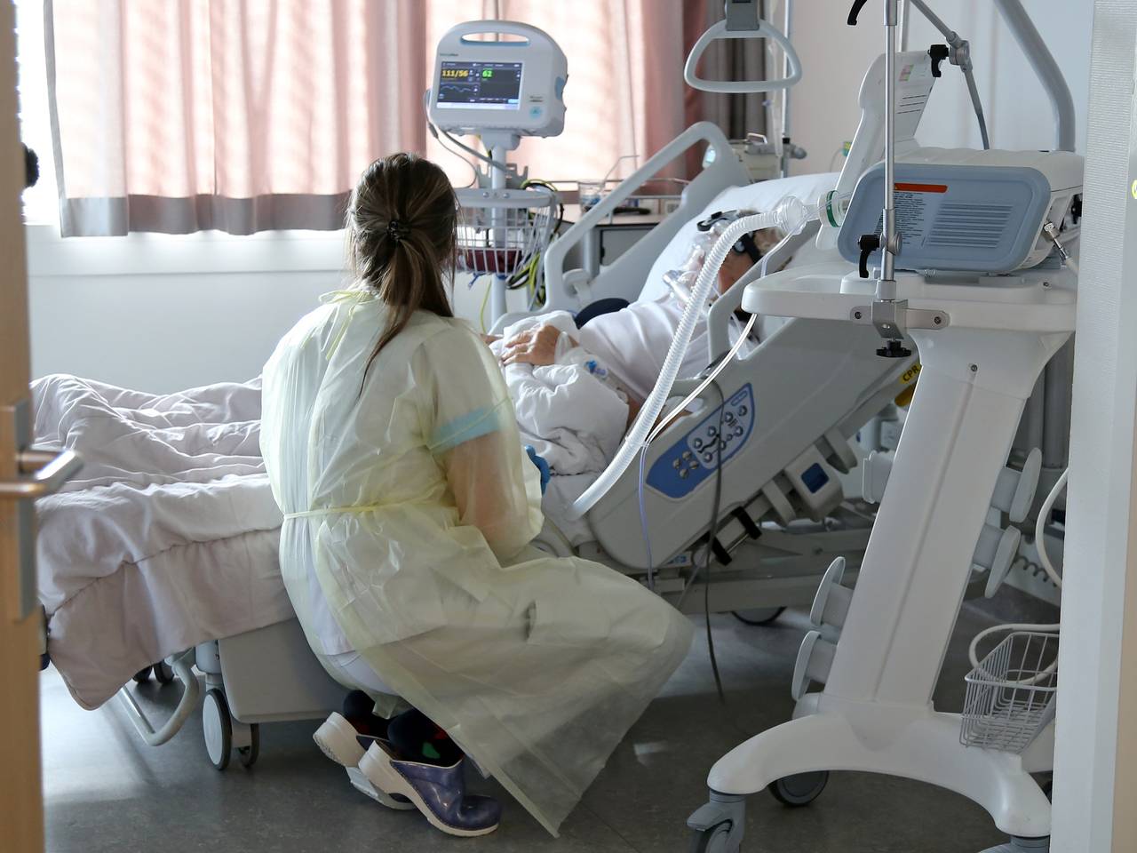 Behandeling corona patiënt in het ziekenhuis (Foto: Omroep Brabant).