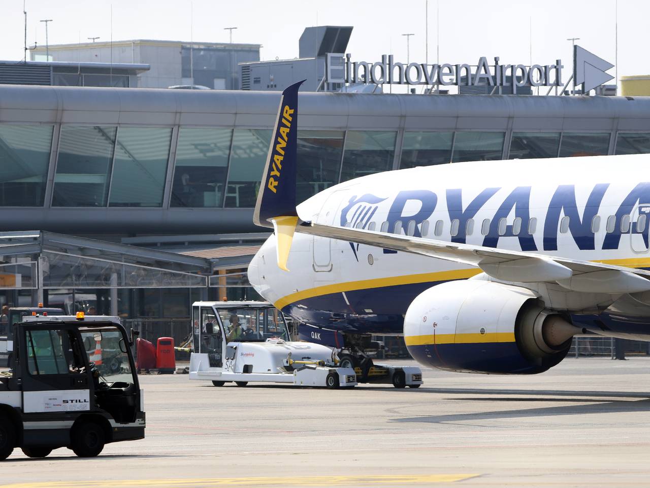 Een Skytanking pushback voertuig bij een Ryanair-toestel op Eindhoven Airport (foto: Collin Beijk).