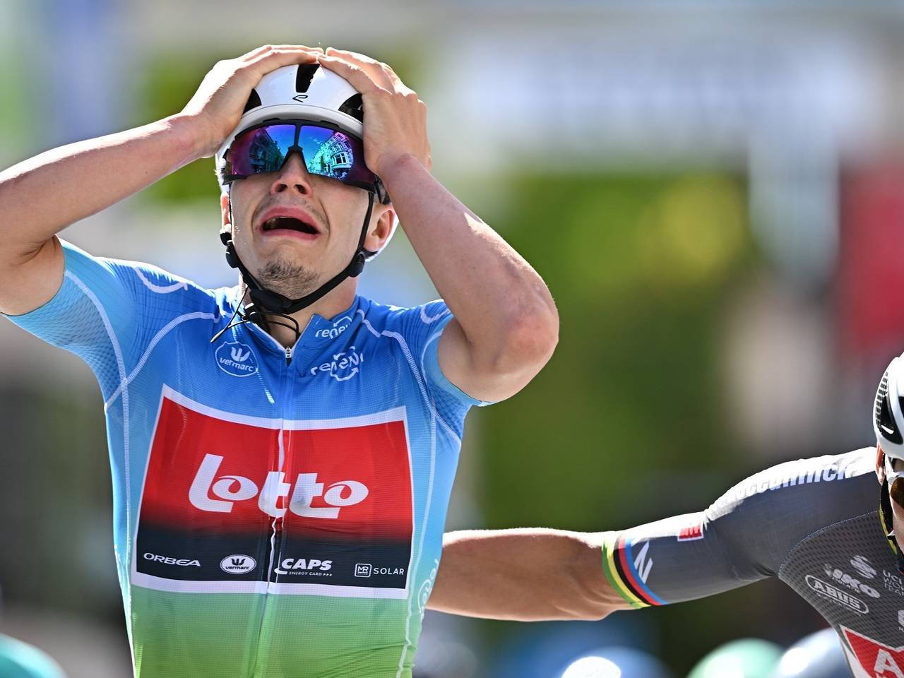 Arnaud De Lie is Mathieu van der Poel (rechts) te snel af (foto: ANP).