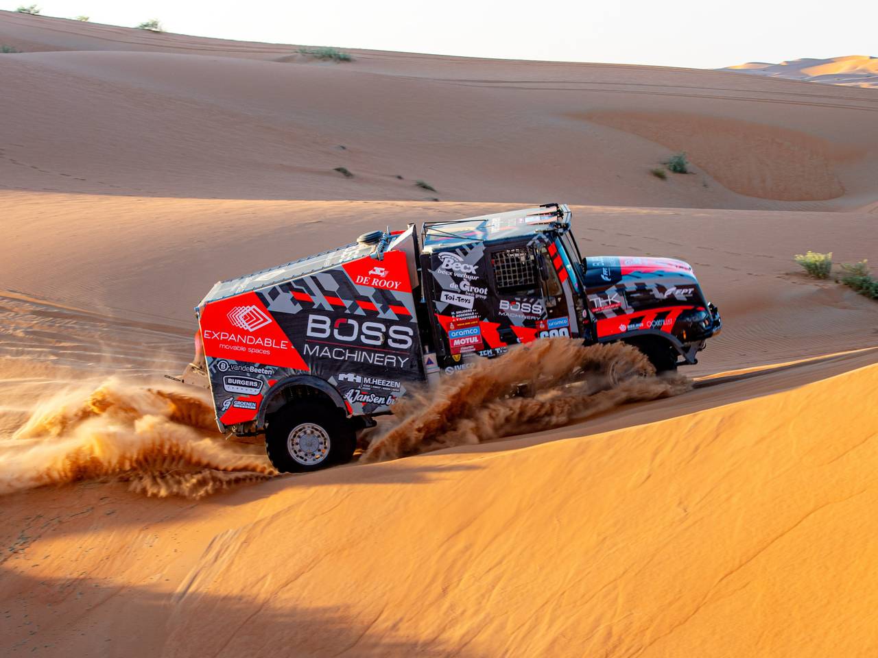Janus van Kasteren tijdens de vijfde etappe in woestijn (foto: ANP/Gerard Laurenssen).