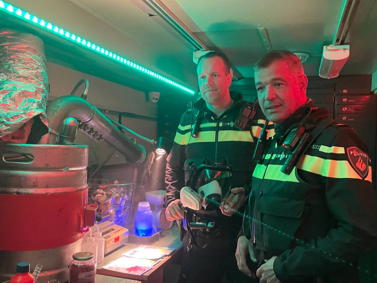 Agenten in het drugslab in de escaperoom.