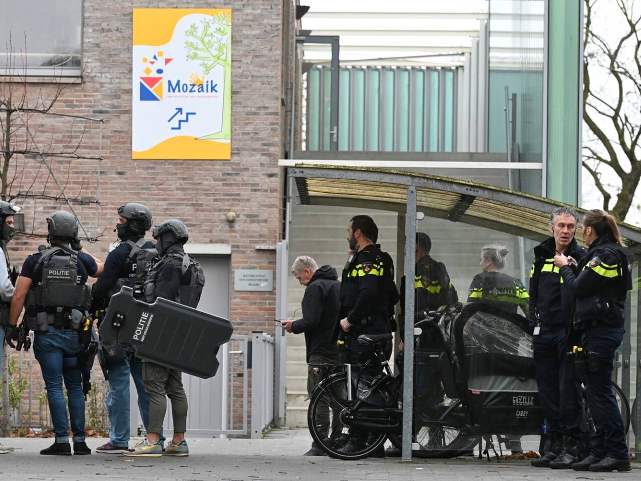 Heftige taferelen bij de school (foto: Toby de Kort / SQ Vision).