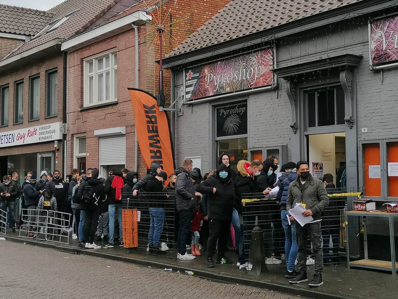 Lange rij voor een vuurwerkwinkel in Baarle-Hertog. (foto: archief)
