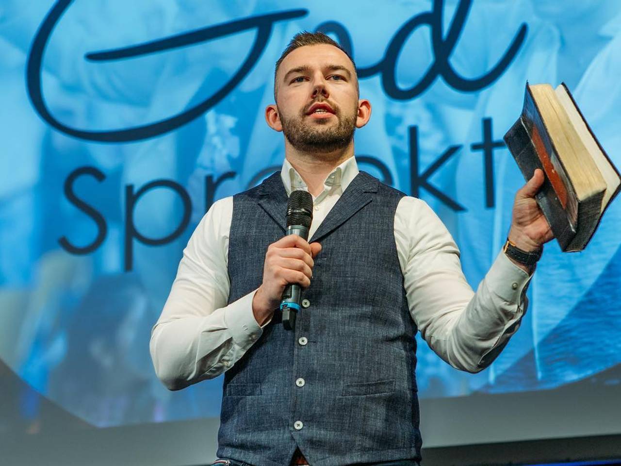 Tom de wal tijdens een van zijn diensten (Foto: Facebook Frontrunners Ministries)