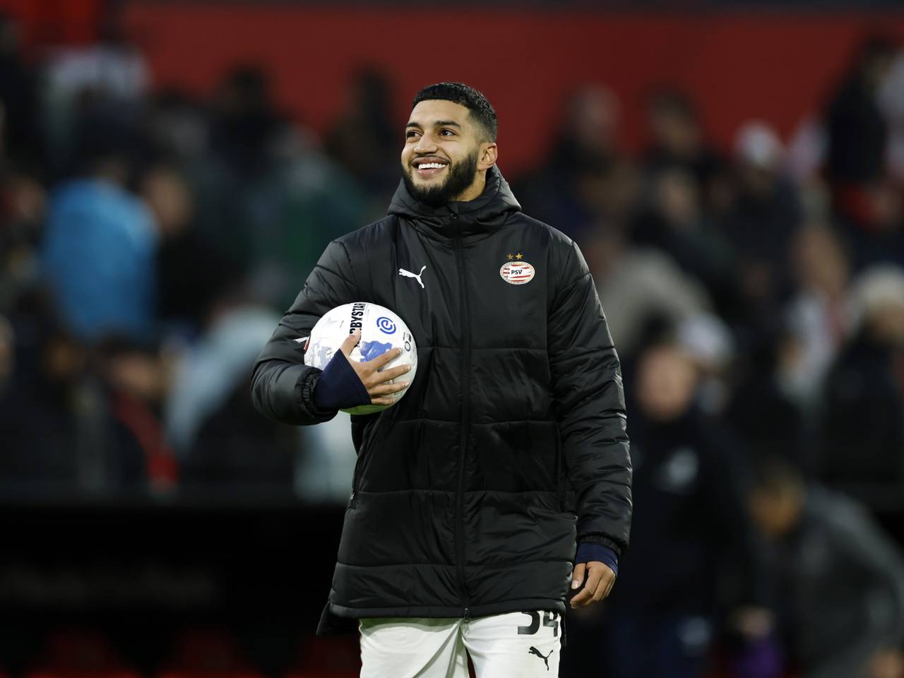 Ismael Saibari neemt na zijn hattrick de wedstrijdbal mee naar huis (foto: ANP)