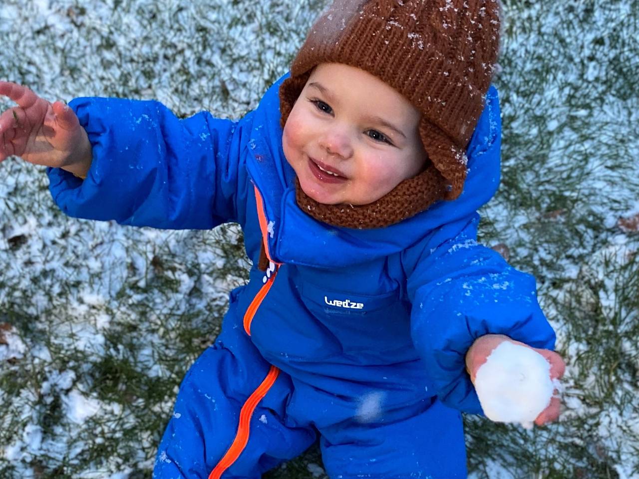 Dit kind maakte zaterdag voor het eerst sneeuw mee, wat een feest!