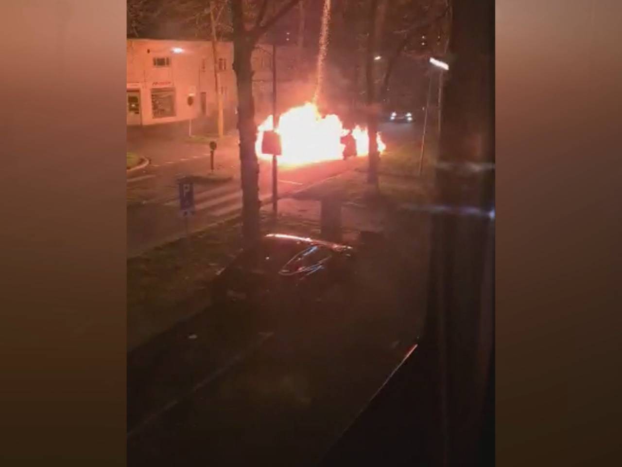 Een vuurwerkbom ontploft in Den Bosch tijdens de rellen.