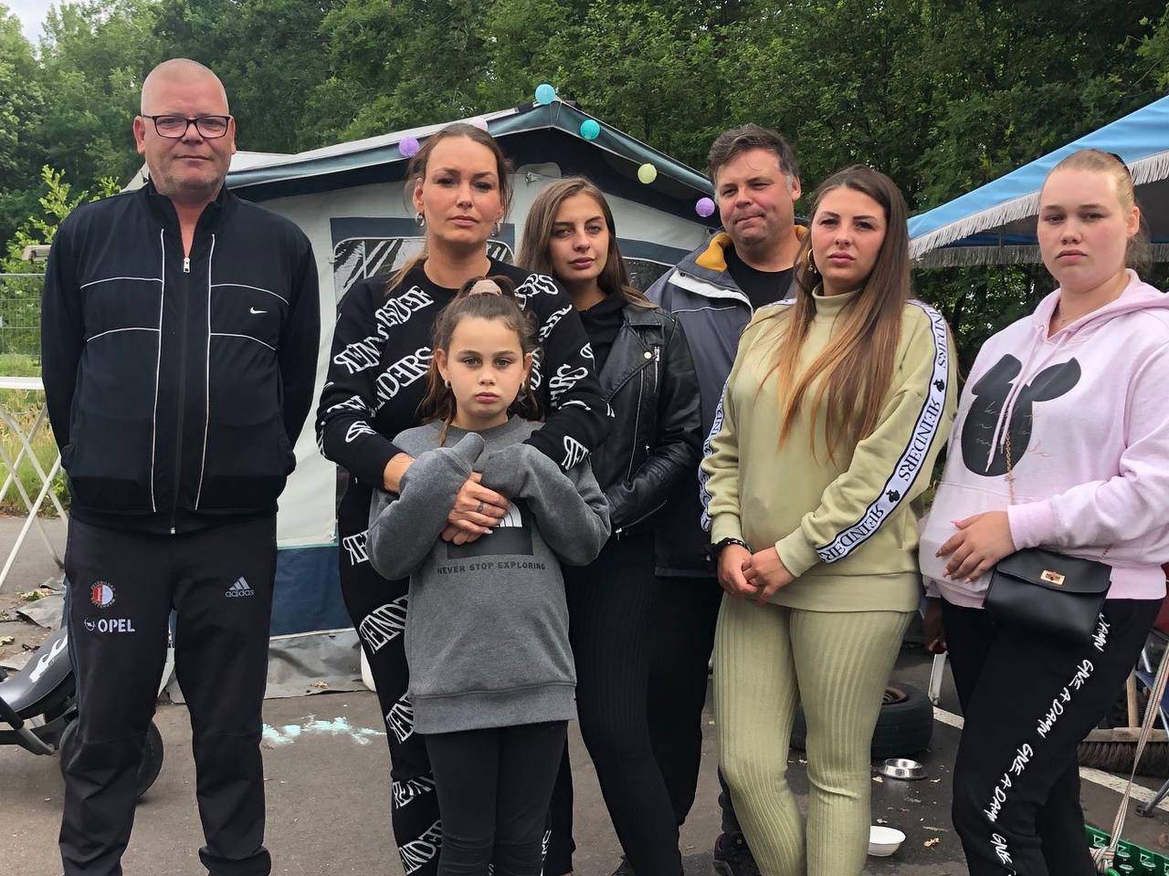 Joke (tweede van links) is niet van plan het kampje dit weekend te verlaten (Foto: Erik Peeters)