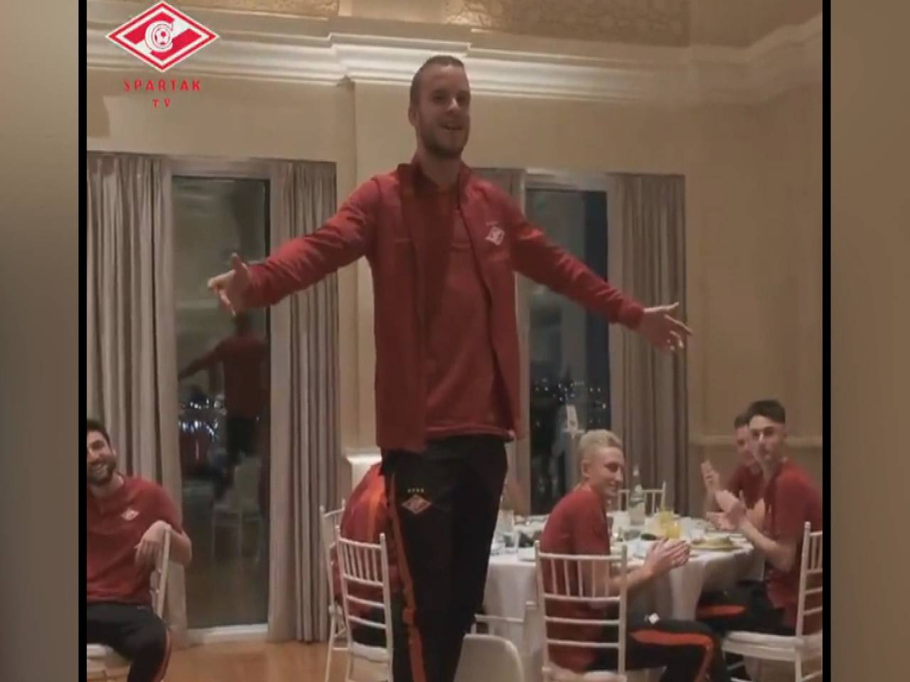 Jorrit Hendrix zingt ‘Het is een nacht’ voor nieuwe teamgenoten bij Spartak Moskou