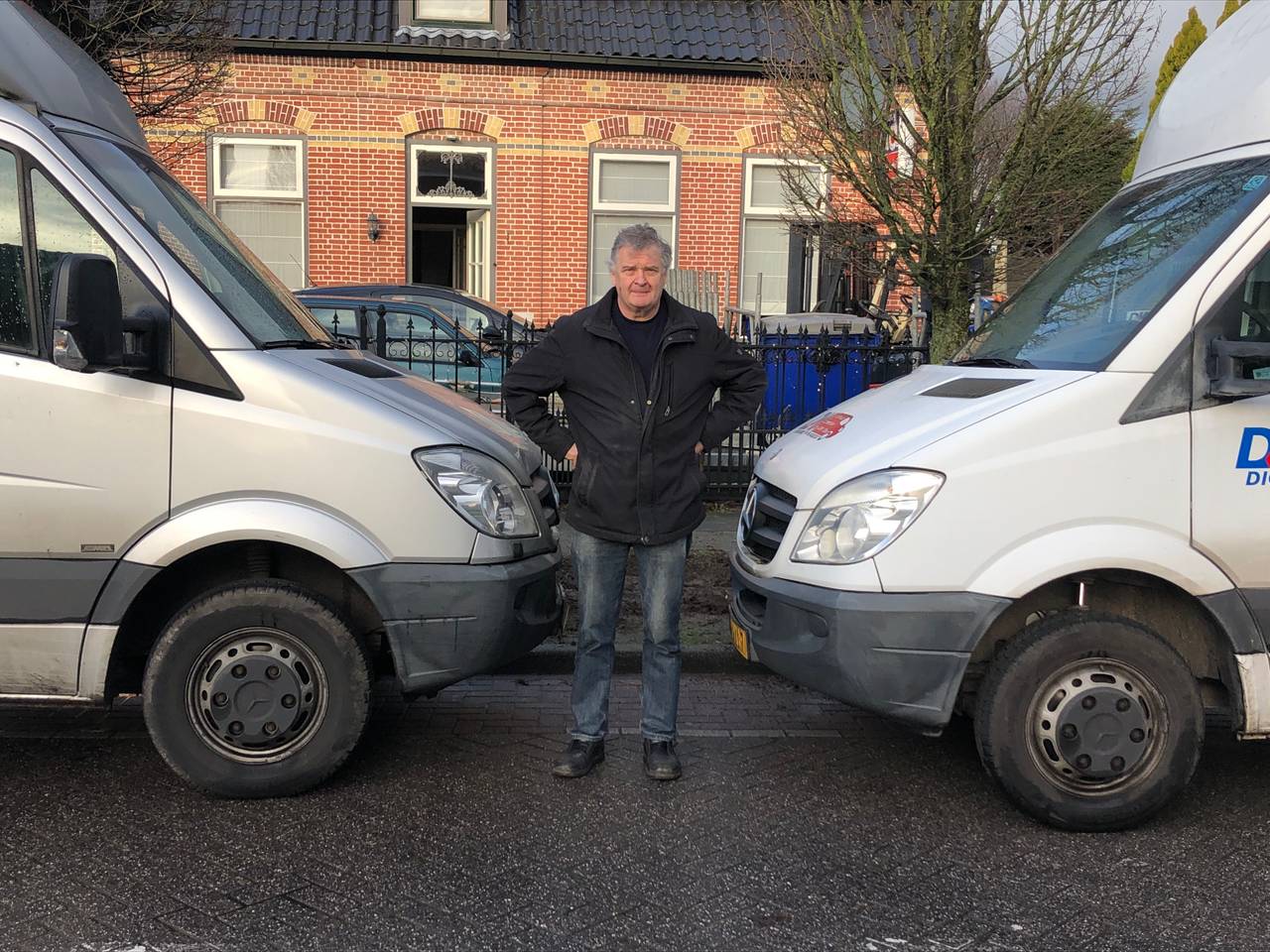 Karel Dictus blokkeerde met zijn vrachtwagens de bushalte (foto: Omroep Brabant).