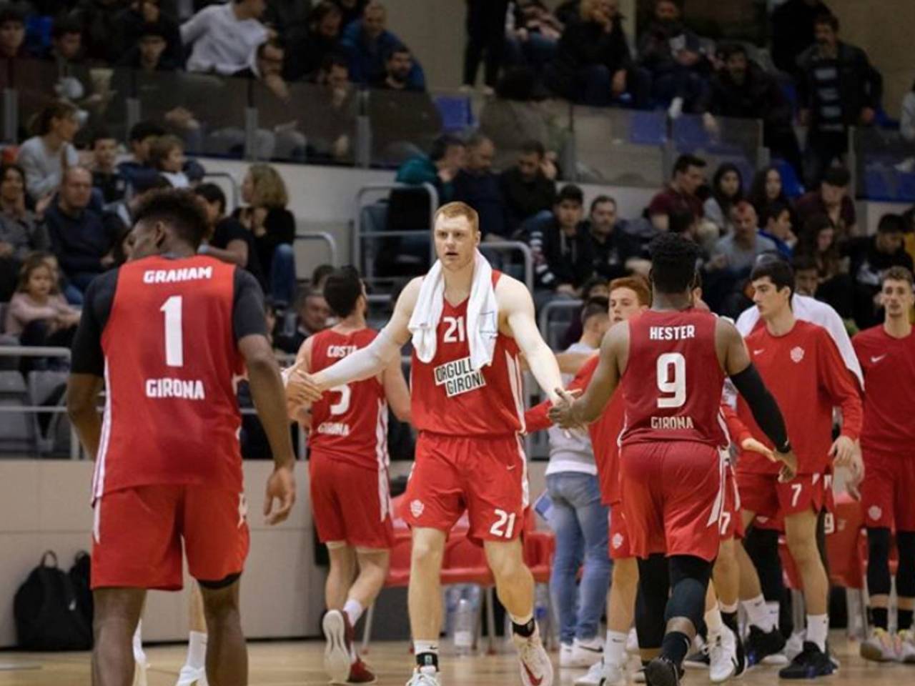 Menno Dijkstra (nummer 21) in het shirt van het Spaanse Girona (foto: Sergi Gerones).