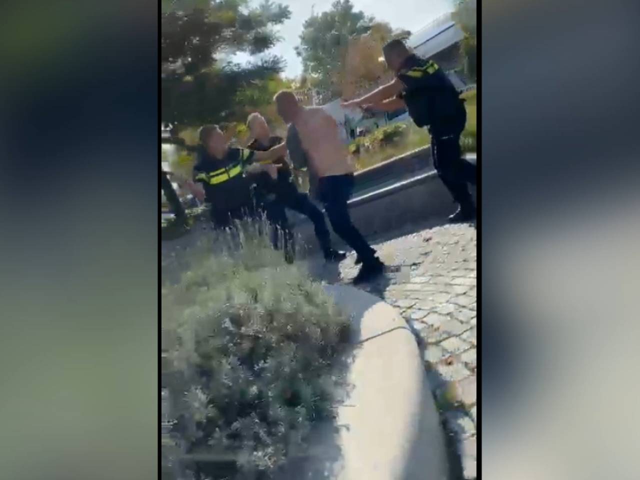 Agenten proberen agressieve man aan te houden.