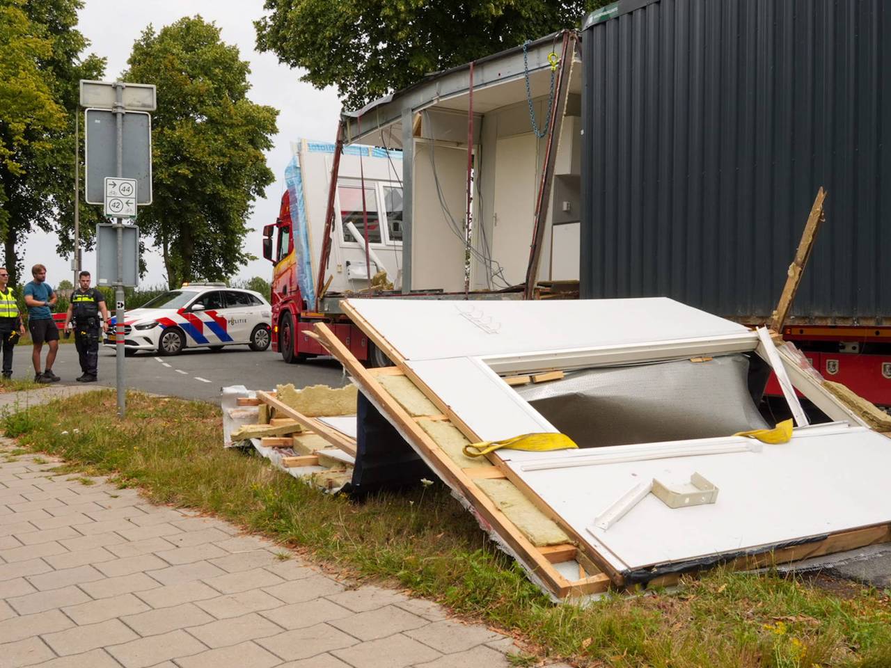 Wooncontainers verwoest omdat ze nét niet onder viaduct N279 passen