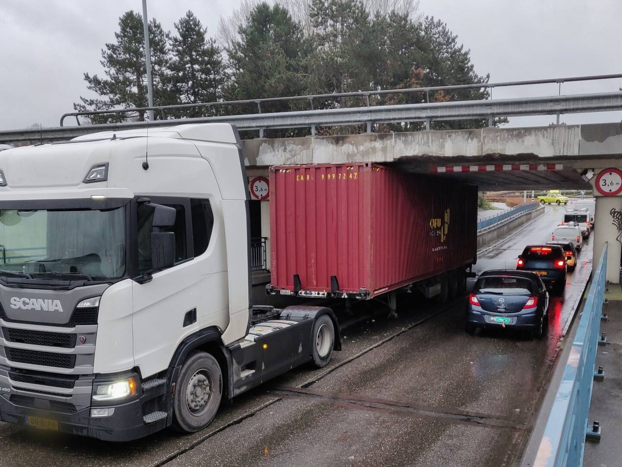 De vrachtwagen zit klem (foto: Iwan van Dun/SQ Vision).