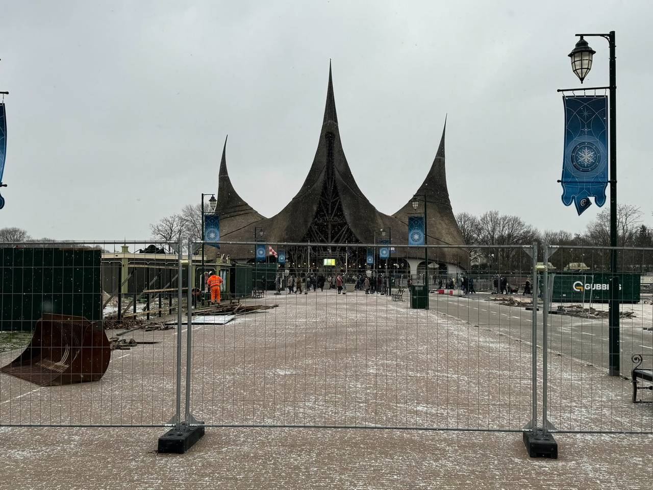 De entree in de Efteling is verre van sprookjesachtig deze winter (foto: X Cindy_ve).