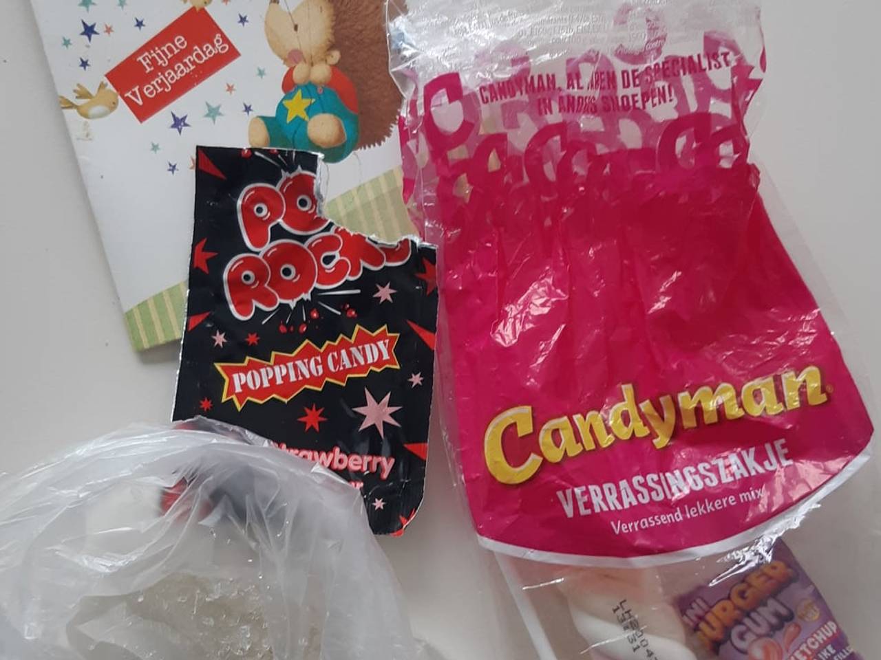 Dit pakketje met snoep bleek heel wat anders te bevatten... (foto: Facebook politieteam Weerijs).