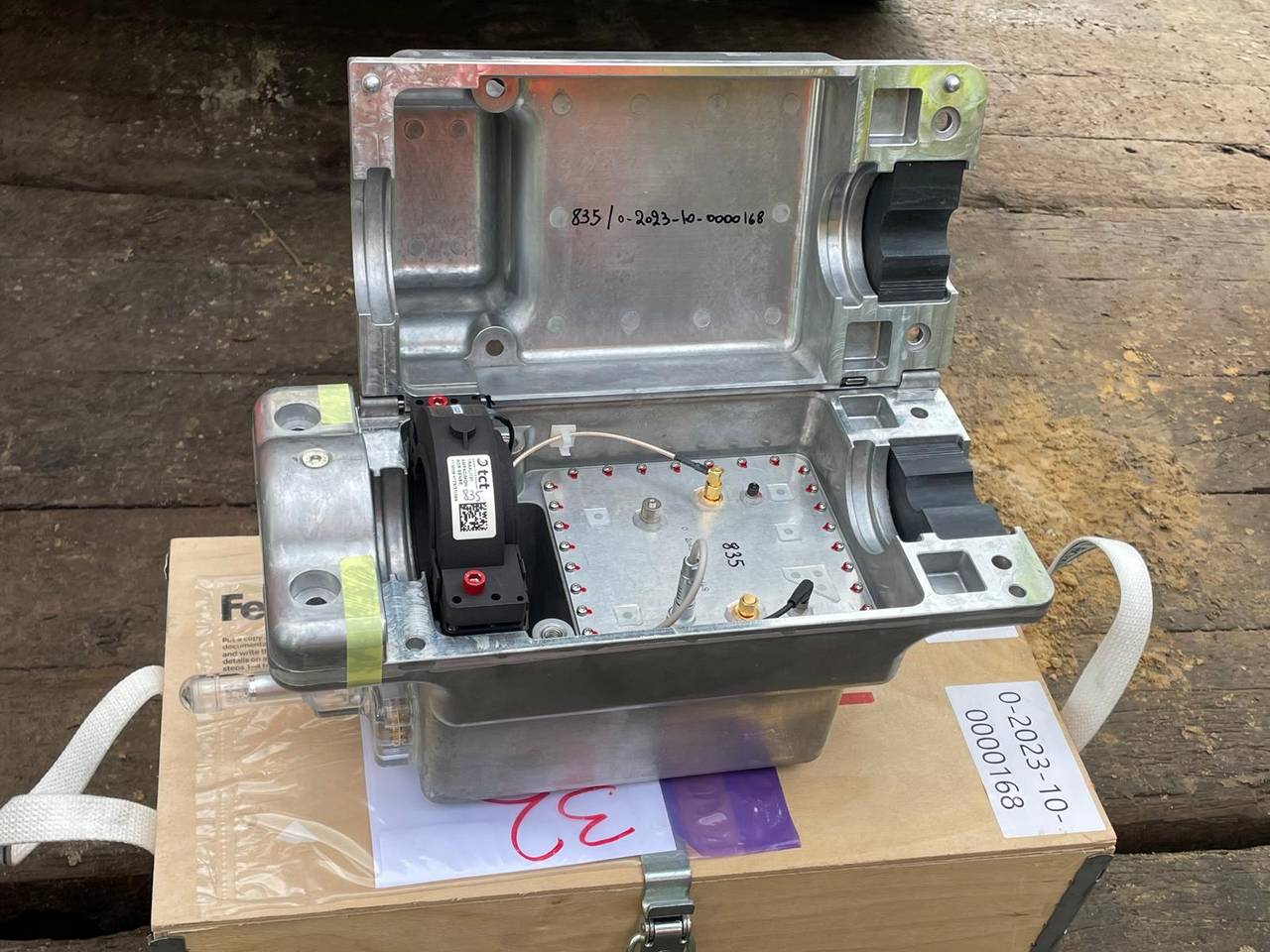 De sensor meet de trillingen in de hoogspanningslijn