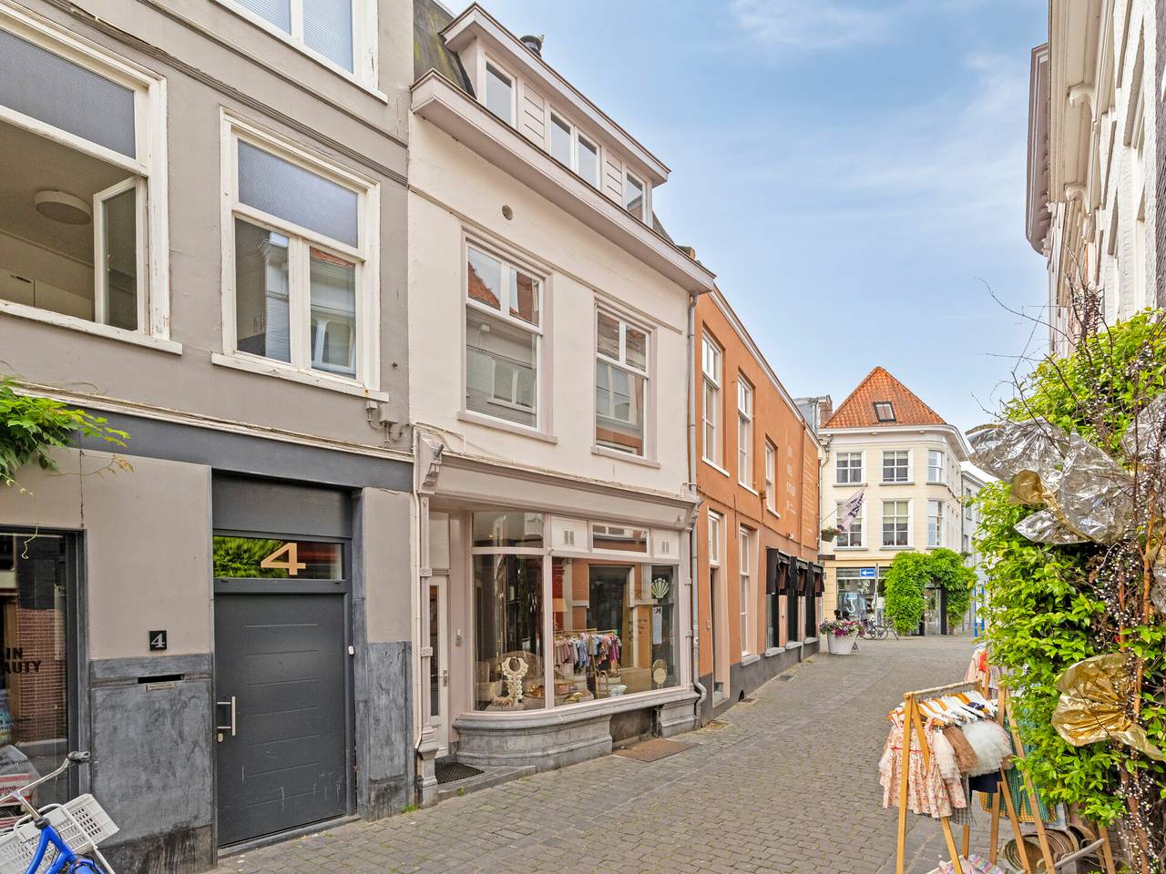 Winkelpand met bovenwoning aan de Kortemeestraat (foto: Helmig Makelaardij).