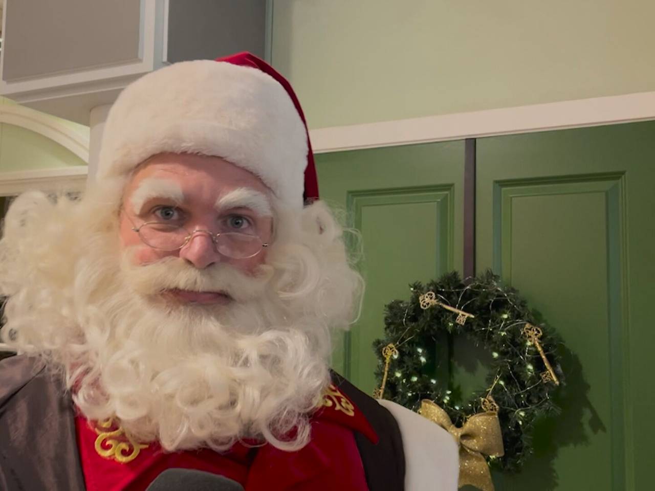 Kerstman en mevrouw Claus leiden je rond in hun kersthuis