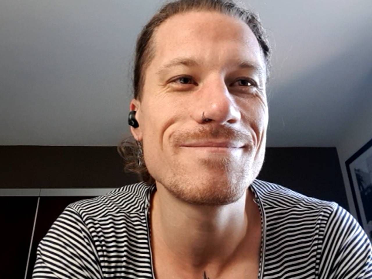 Zanger Robin Borneman in Amerika tijdens een videogesprek met Omroep Brabant (foto: Omroep Brabant) 