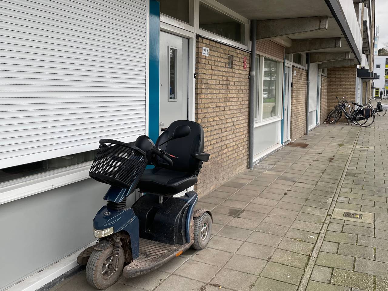 Een scootmobiel bij de flat in Tilburg.