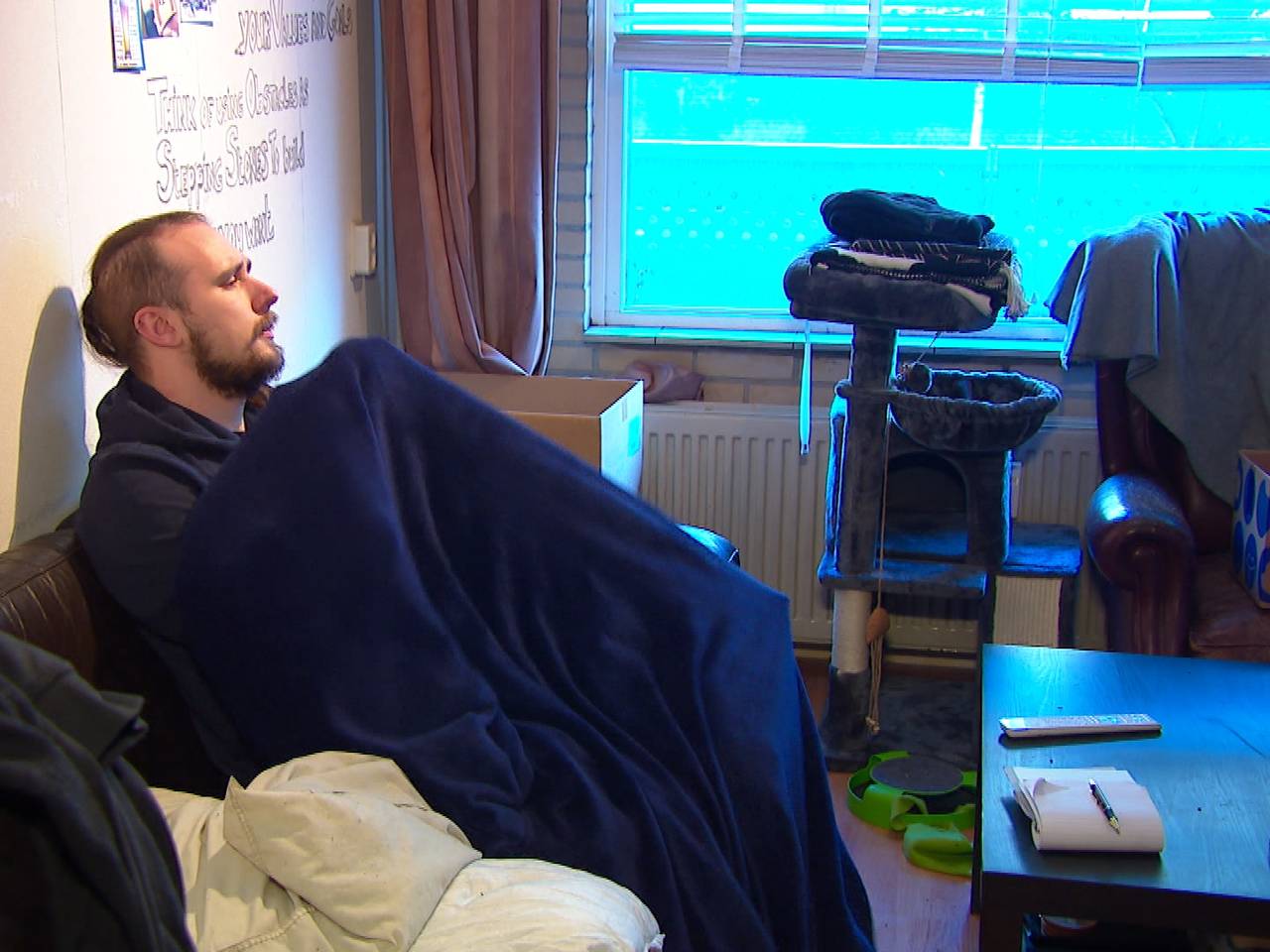 Robert zet zijn verwarming niet aan, want hij is bang voor de rekening