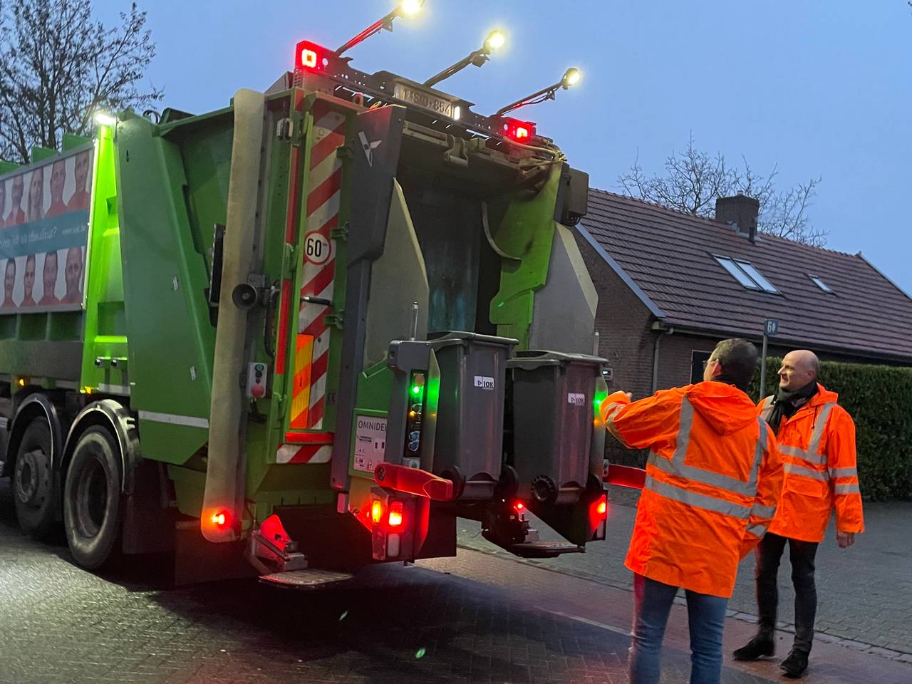 De schepen en wethouder legen de eerste kliko.