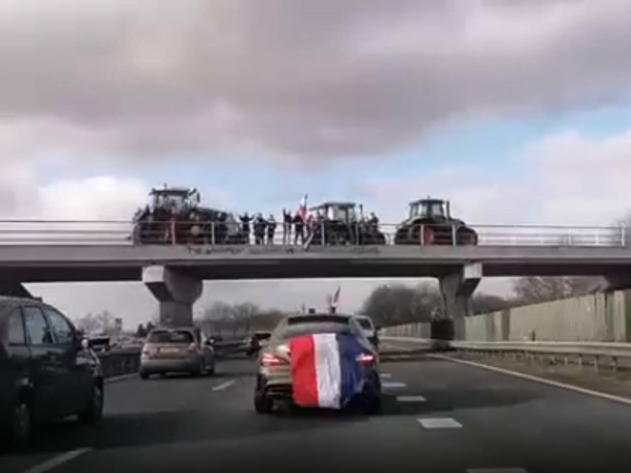 Net voor de kettingbotsing werd er plotseling geremd.