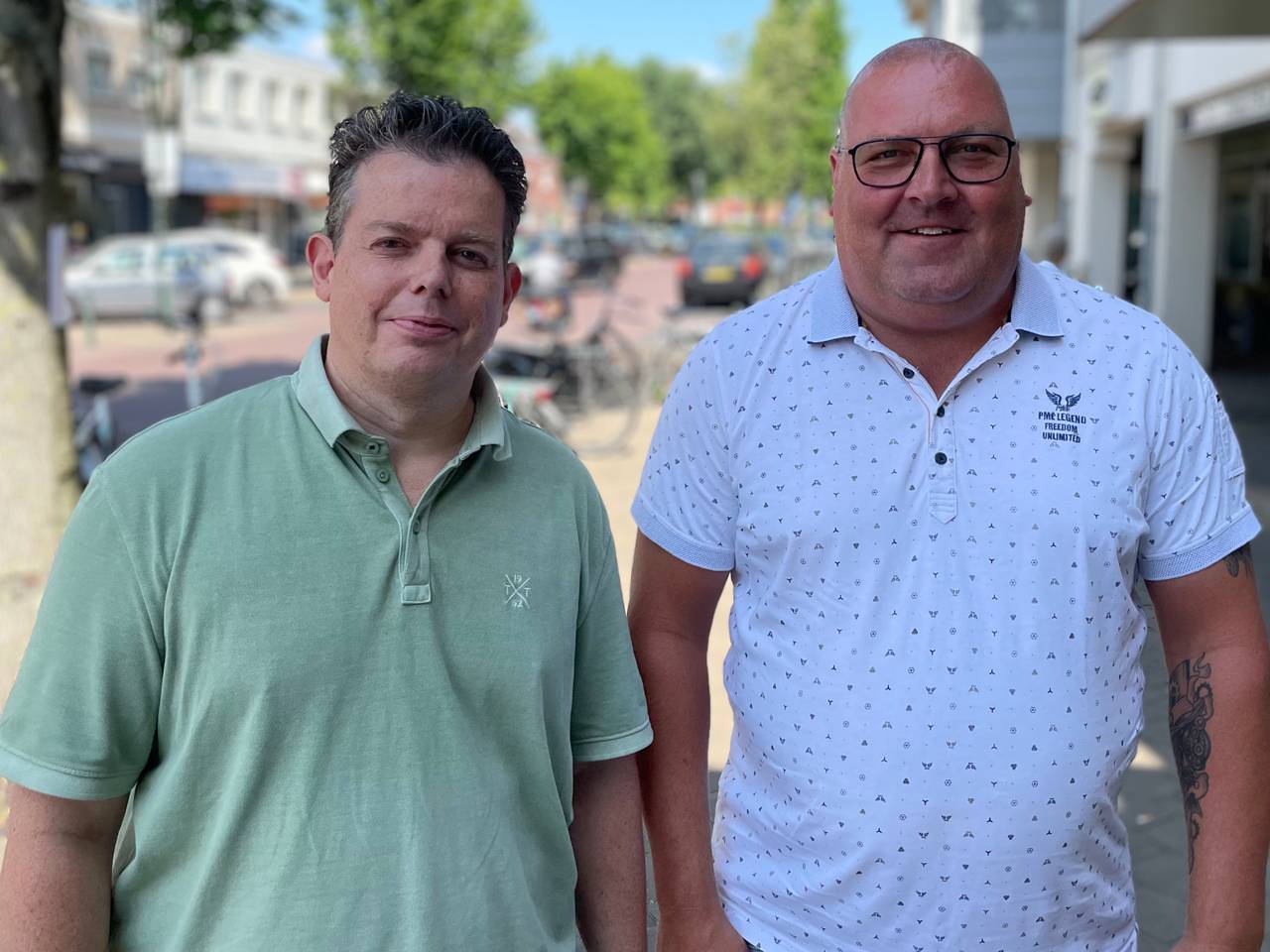 Ralph Sprankenis (l) en Ed Kalders voor de winkels in Maarheeze (Foto: Alice van der Plas)