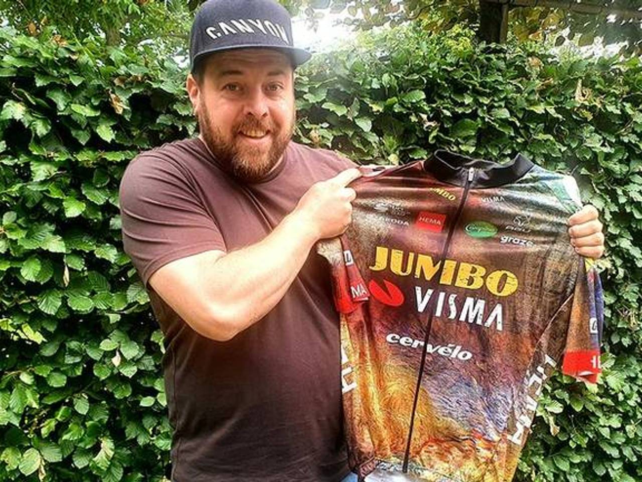 Dirk van Gaal is apetrots op het wielershirt dat hij bedacht. (foto: Heeze-Leende 24)