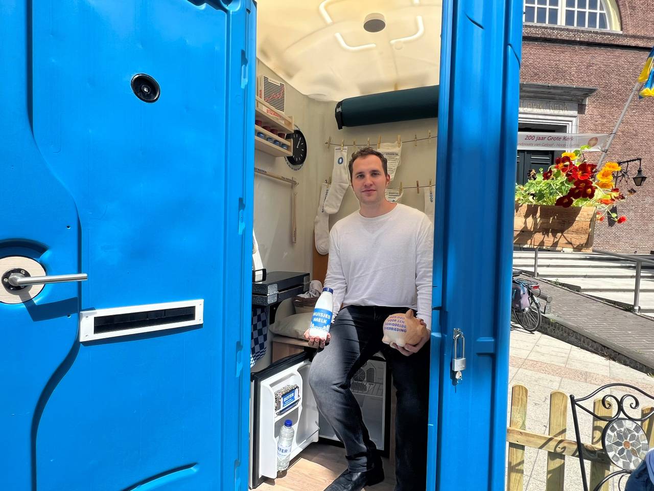 Wesley in de verbouwde Dixi (foto: Megan Hanegraaf).