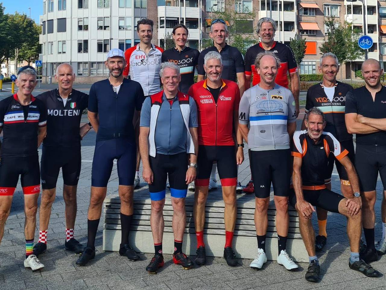 Walter Verweij (staand, derde van rechts) fietst de hele Vuelta.