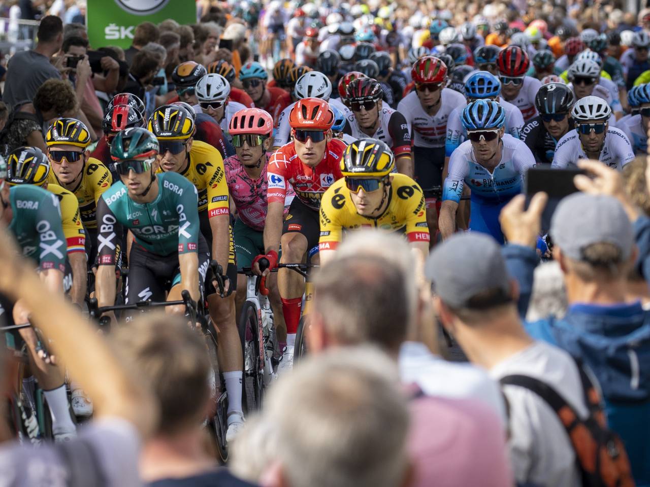 Teunissen (rode trui) bij de doorkomst in Sint Willebrord (Foto: ANP)