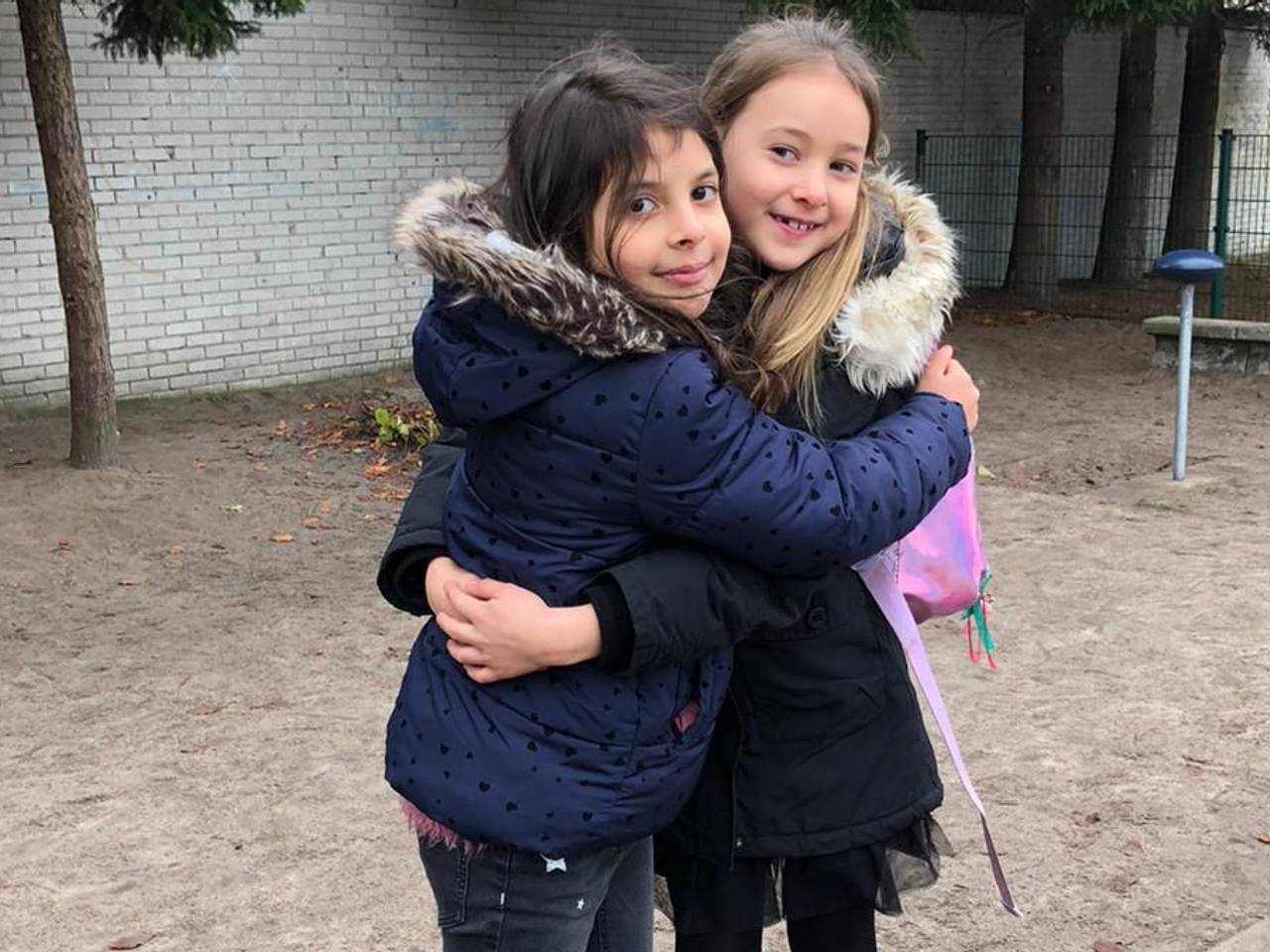 Yara (rechts) met haar vriendin Nel op school, twee jaar geleden.