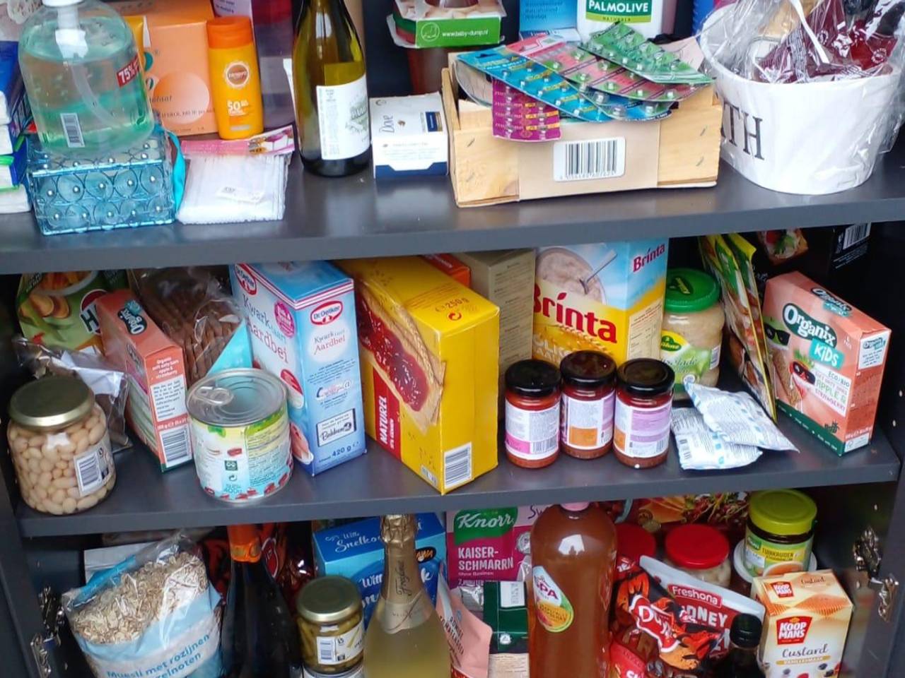 Een boodschappen-weggeefkast zoals je deze steeds vaker ziet (foto: Marina Knipa).