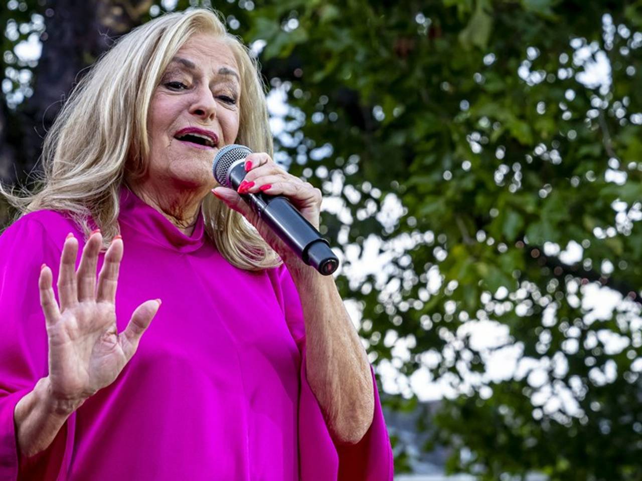 Corry Konings tijdens een optreden (foto: Marcel van Dorst).