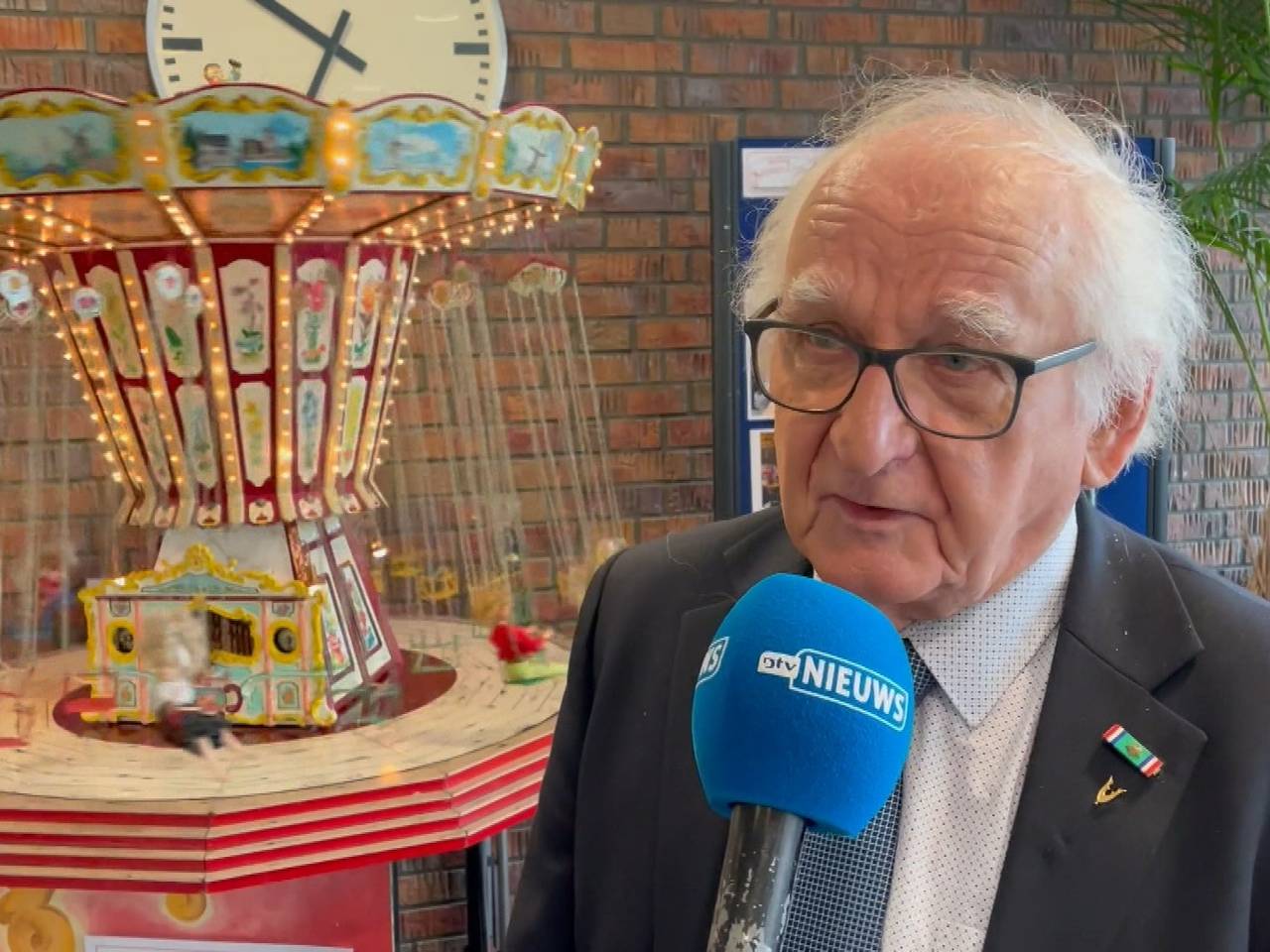 Bert van Houten stond met twintig kermisexposities op de Tilburgse Kermis (foto: DTV Nieuws).