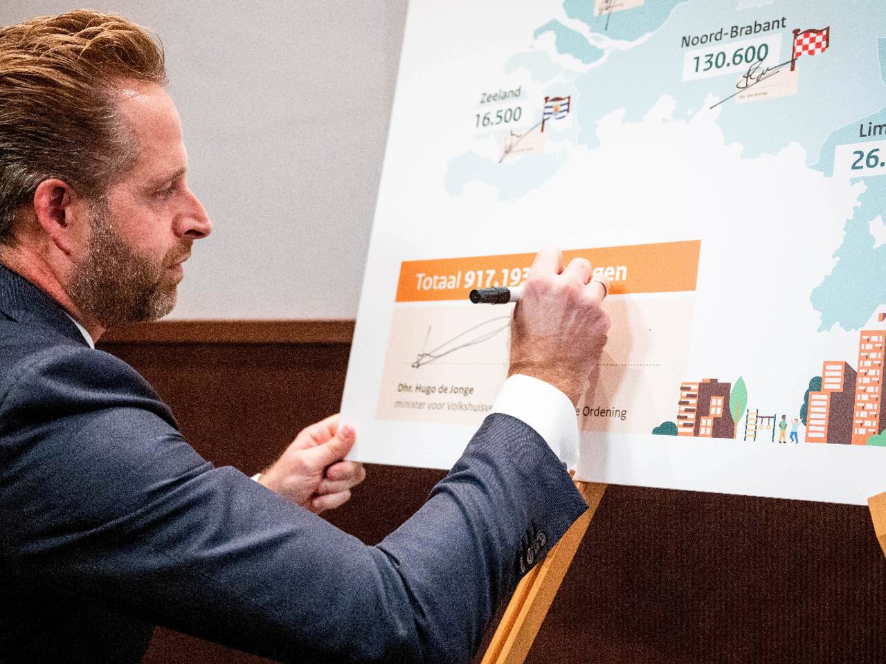 Minister De Jonge ziet de grote uitdagingen voor de doelstelling (foto: ANP).