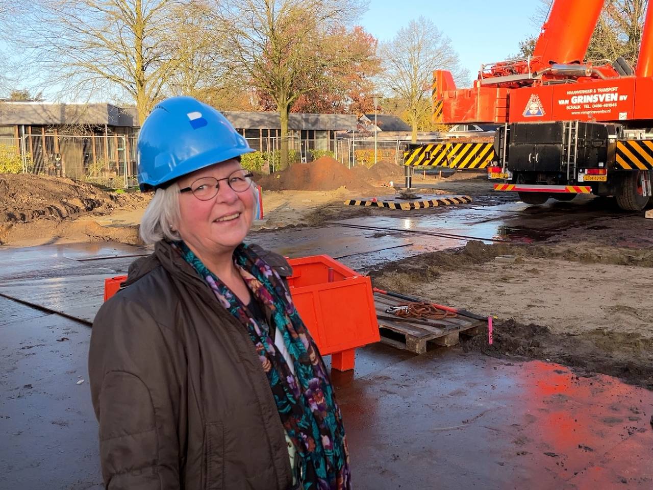 Mieke Toledo op de bouwplaats waar haar tiny house komt (foto: Alice van der Plas)