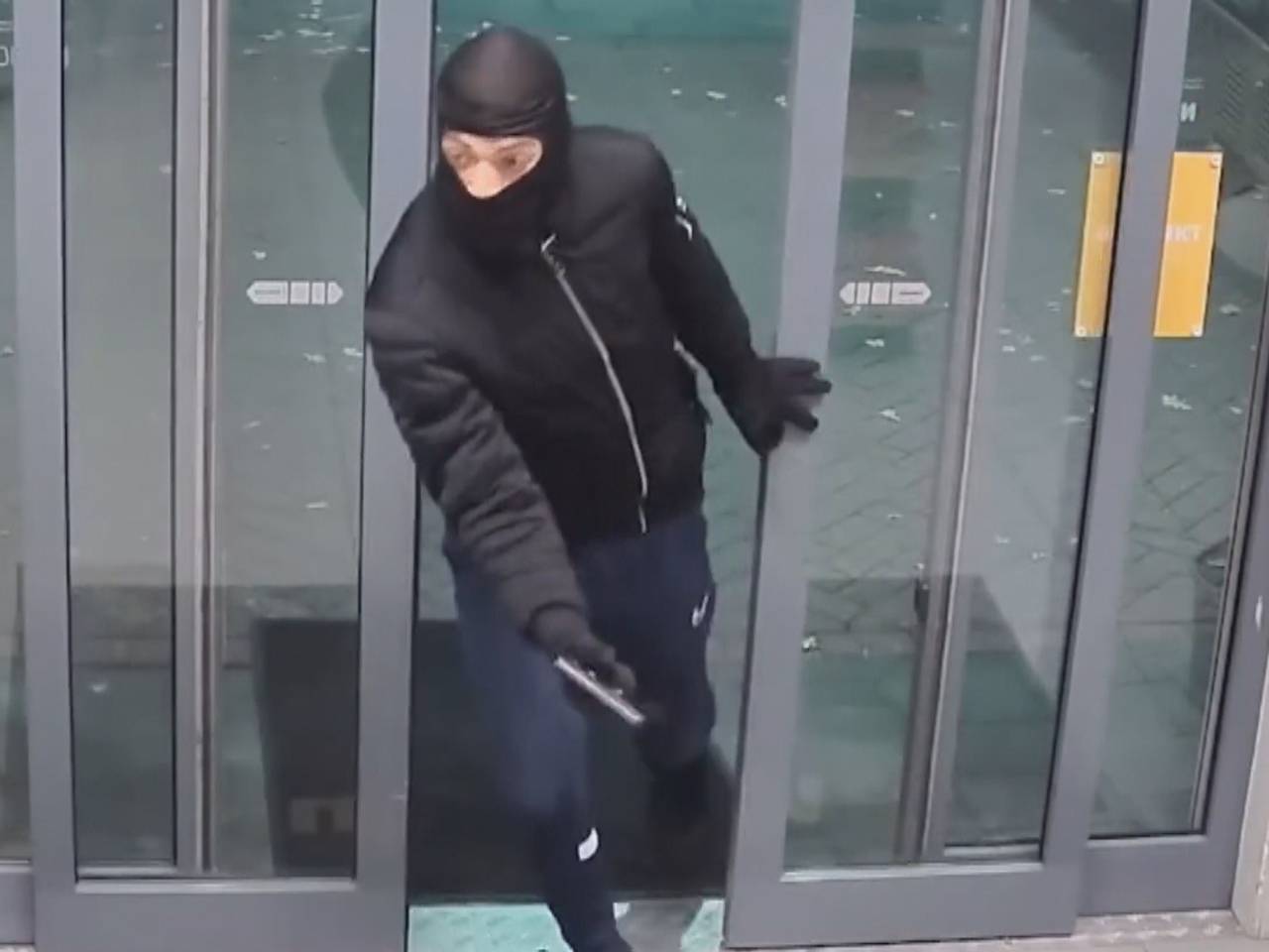 De overvaller kwam schietend binnen. (Foto: Youtube AvroTros)