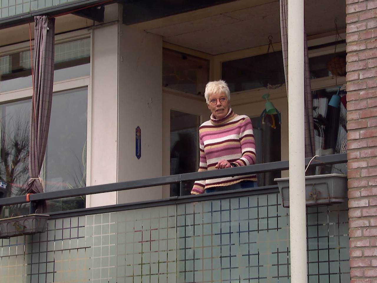 Marja kijkt uit over haar probleemwijk