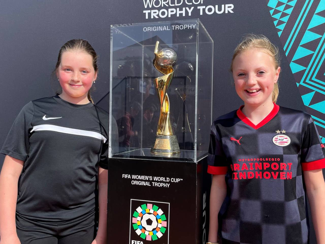 Aimee en Jindi op de foto met de beker (foto: Jos Verkuijlen).