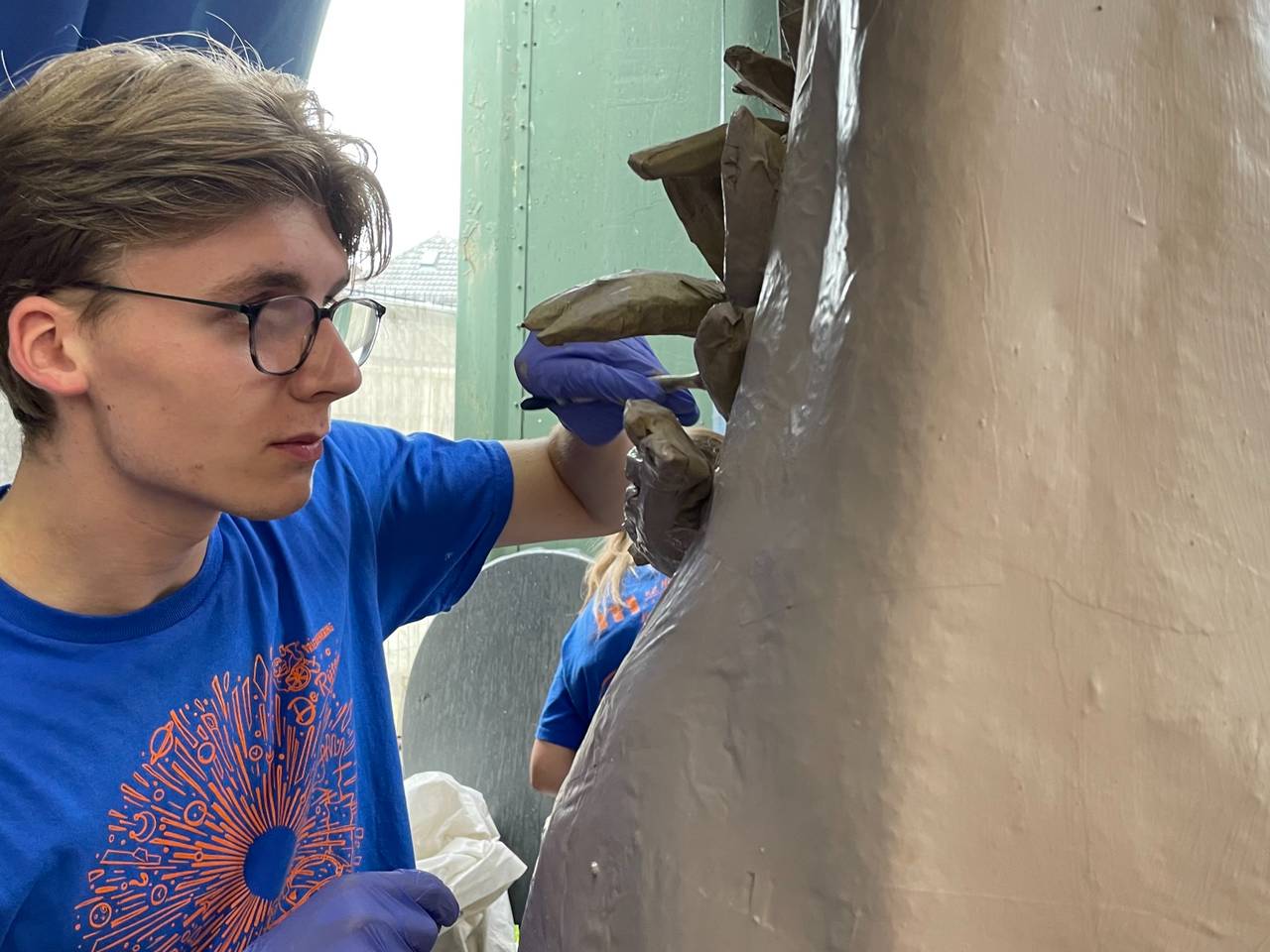 Een van de bouwers van de Brabantsedag werkt aan de manen van een paard (foto: Alice van der Plas).