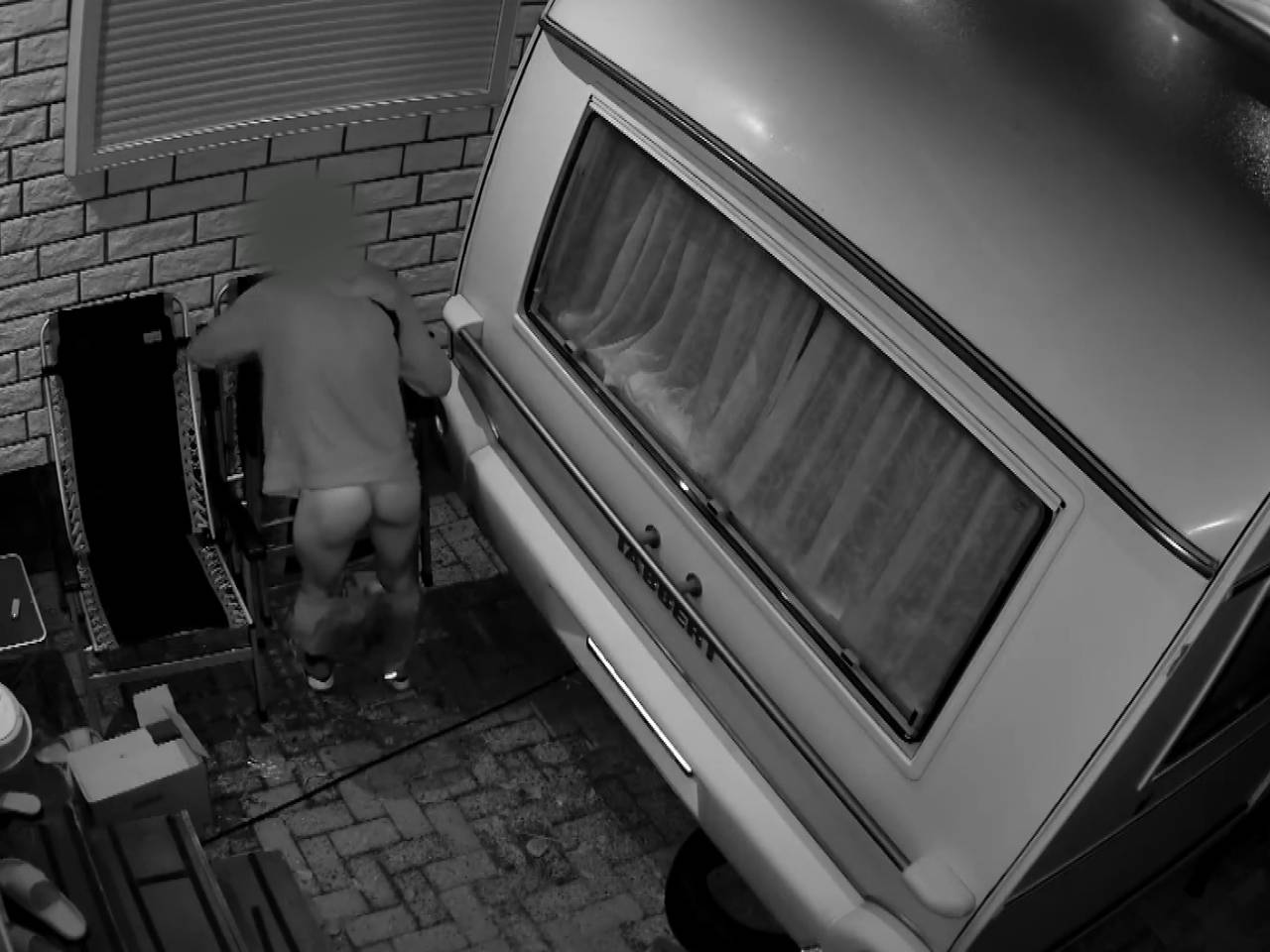 Poepende man in de tuin van Roswita