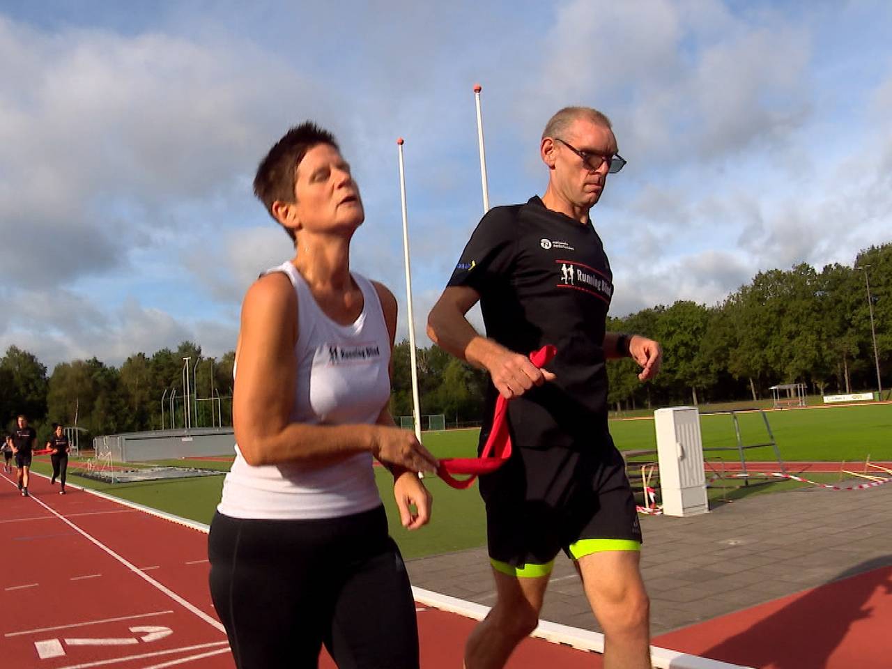 Cindy hoort niets en ziet amper, maar rent zondag toch een kwartmarathon