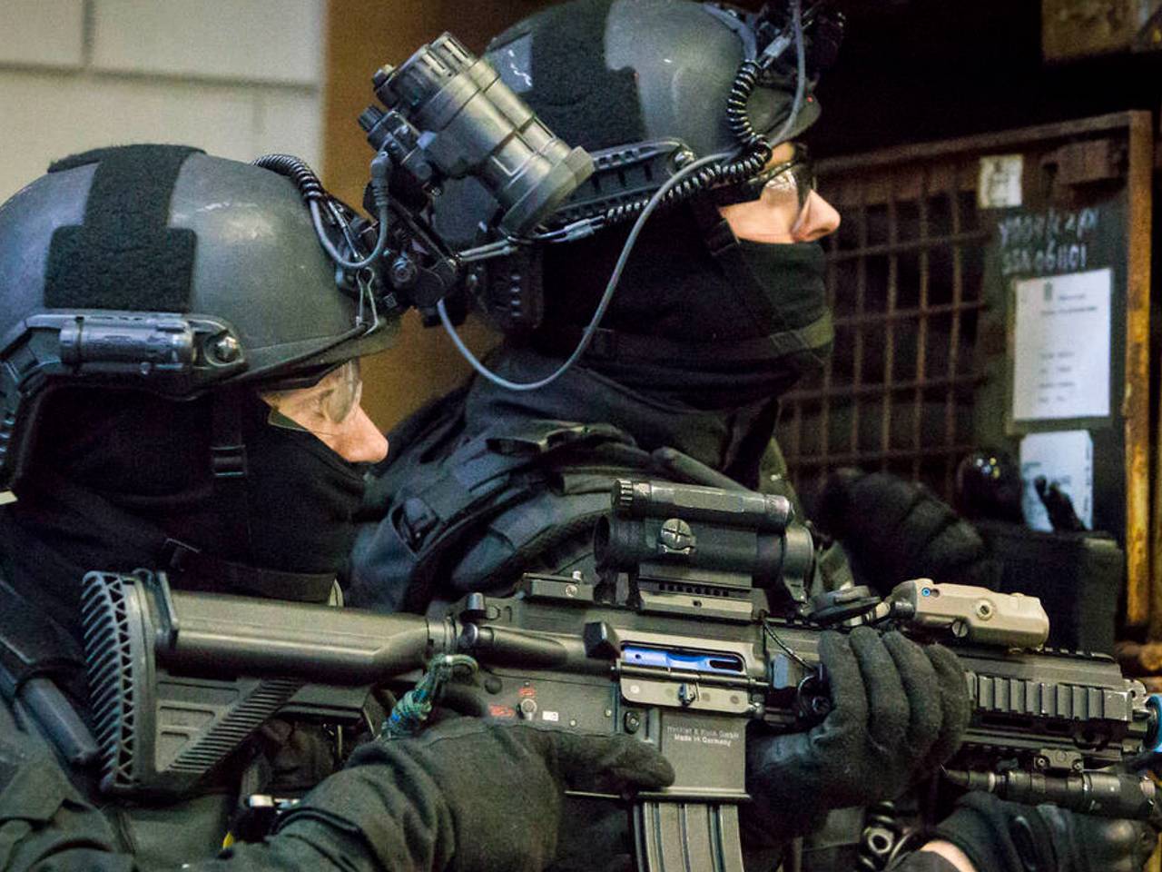 Bij de arrestatie van terreurverdachten wordt vaak een zwaar bewapend arrestatieteam ingezet (archieffoto: Openbaar Ministerie).