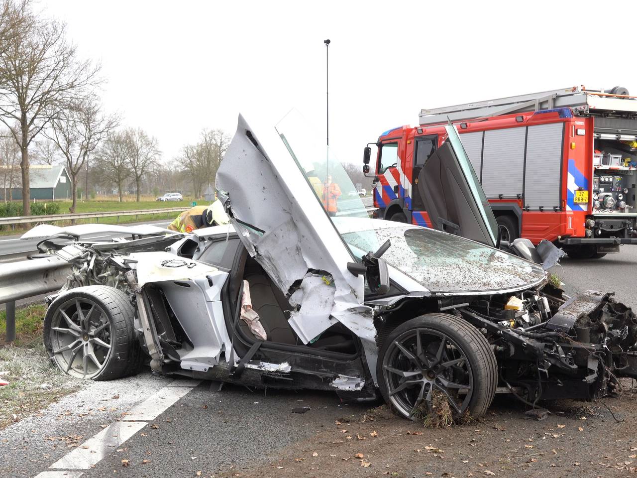 De Lamborghini na de crash op de A28 (foto: ANP).