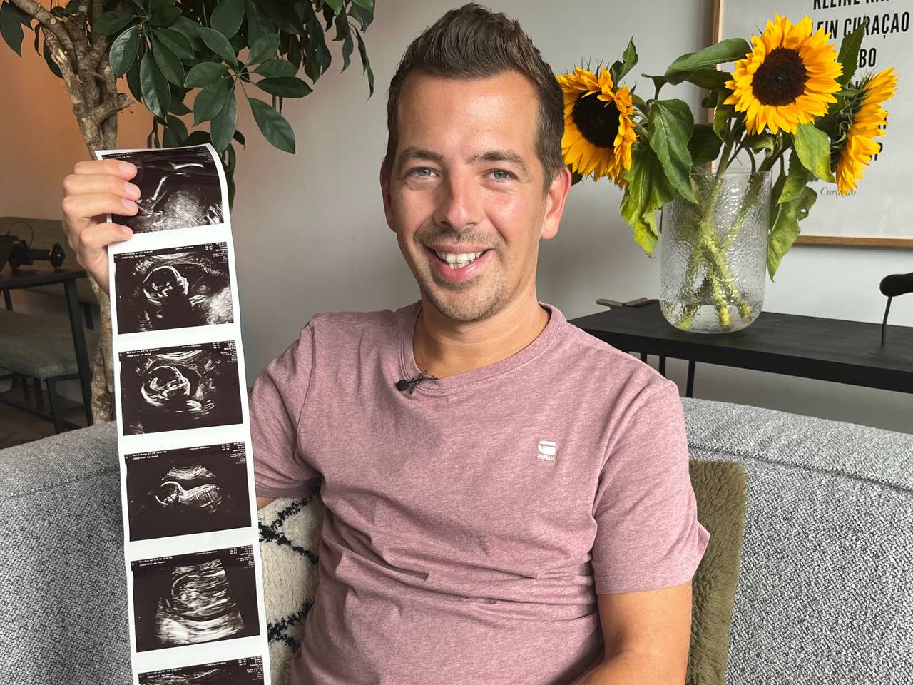 Pim van Dinten laat trots de echo's van zijn baby zien (foto: Ista van Galen).