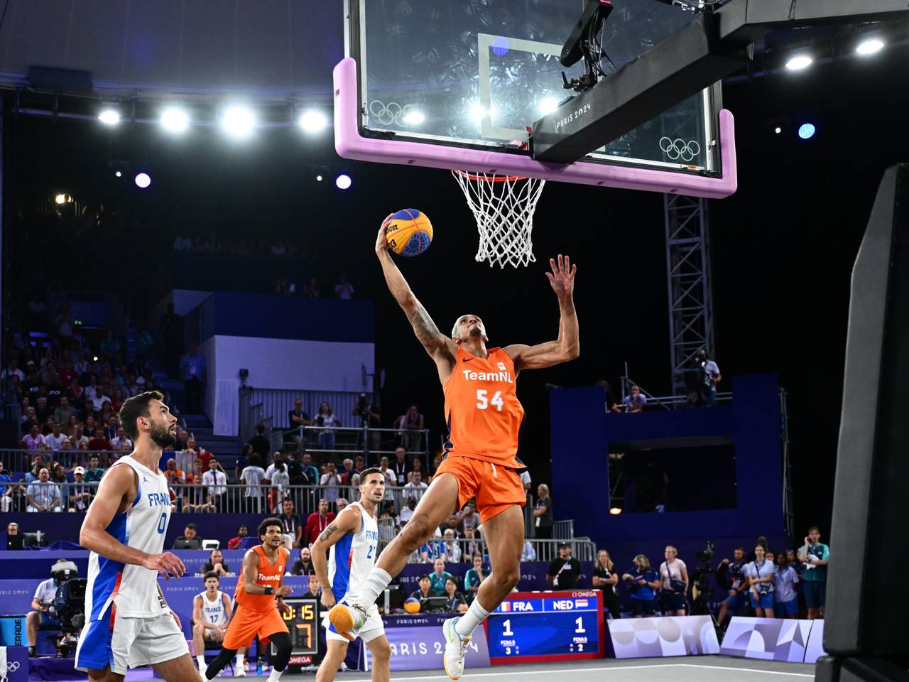 Een punt voor Nederland in het netje aan een Helmondse basketbaltoren (foto: ANP).