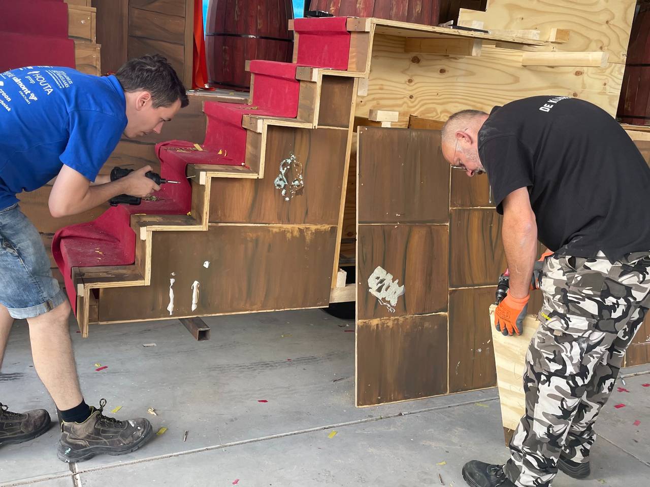 Met geleend gereedschap konden de mannen de wagen toch nog afbreken (foto: Imke van de Laar).